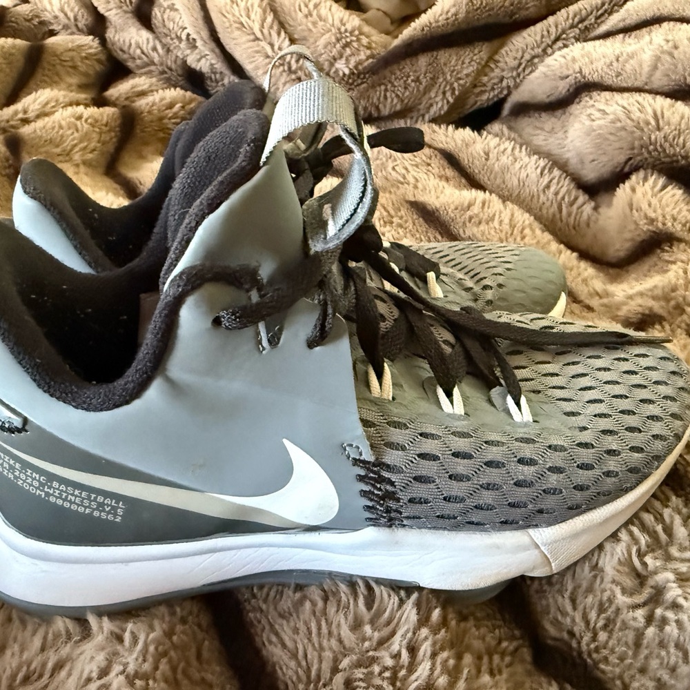 Nike LeBron Witness V 5 Shoes size 7.5